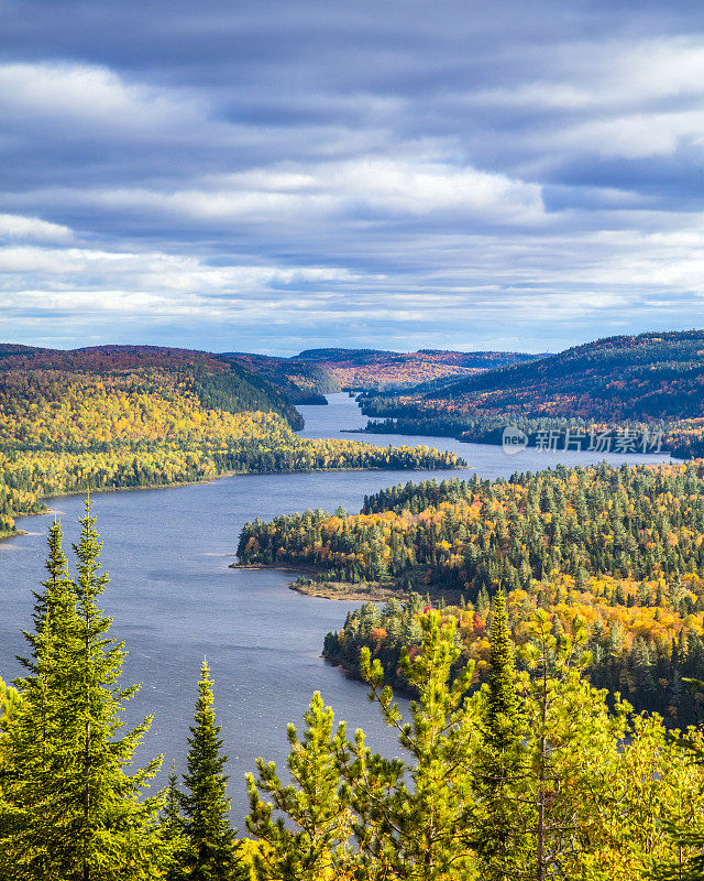 位于加拿大Québec的La Mauricie国家公园的秋天色彩与Wapizagonke湖及其Île aux pins(松树岛)。